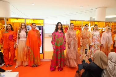 Terinspirasi dari Seorang Ibu, Koleksi Madre Ajak Perempuan Tampil Beda dengan Warna Berani dan Print Bunga Besar