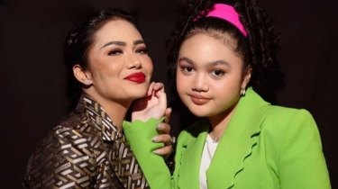 OOTD Simpel Remaja ala Amora Lemos, Adab Saat Terima Prestasi Elegan Banget