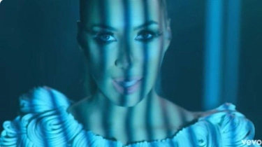 Lirik Lagu dan Terjemahan Lovebird - Leona Lewis: Wanna Stand on My Own Legs