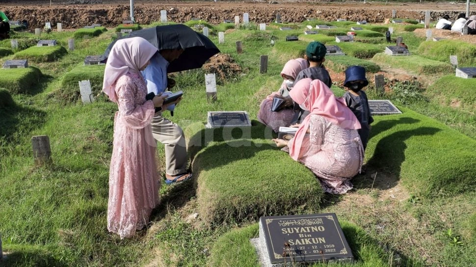 Bacaan Doa Ziarah Kubur Orang Tua dan Terjemahannya Sesuai Anjuran
