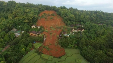 Longsor Terjang Rumah di Cisarua, 1 Orang Tertimbun Berhasil Dievakuasi