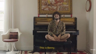 Lirik Lagu dan Terjemahan Eatside - Benny Blanco, Halsey & Khalid: Run Away, Now