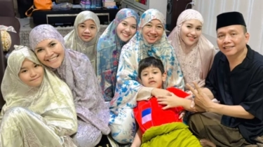 Potret Ayu Ting Ting Tarawih Pertama Bareng Calon Mertua, Kompak Pakai Mukena Floral Bikin Anggun