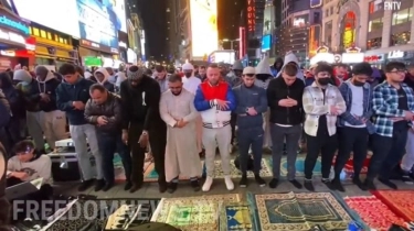 Ribuan Orang Salat Tarawih di Times Square New York, Doakan Perdamaian Palestina