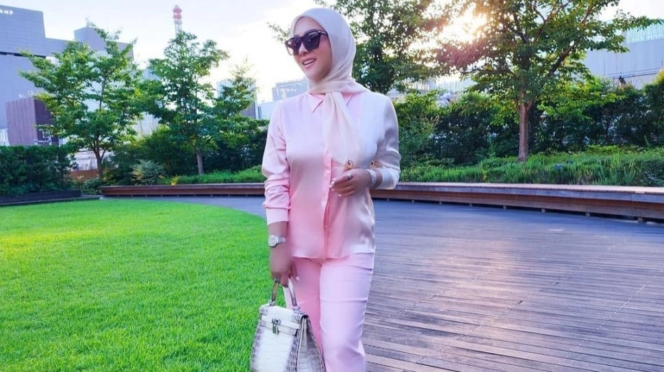 Syahrini Pamerkan Camilan Khas Jepang Pakai Background Tas Hermes Harga Miliaran