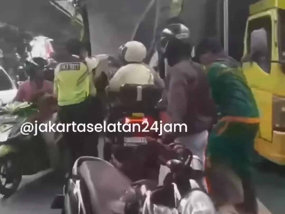 Lawan Arah, Ditegur, Tidak Terima, Pengendara Motor Semprotkan Cairan ke Mata Sekuriti