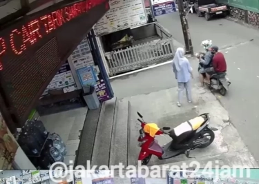 Viral Komplotan Pencuri Modus Baru: Pelaku Pura-pura Lumpuh untuk Pancing Korban Keluar Toko, Kawannya Gasak Uang dan HP di Dalam Toko