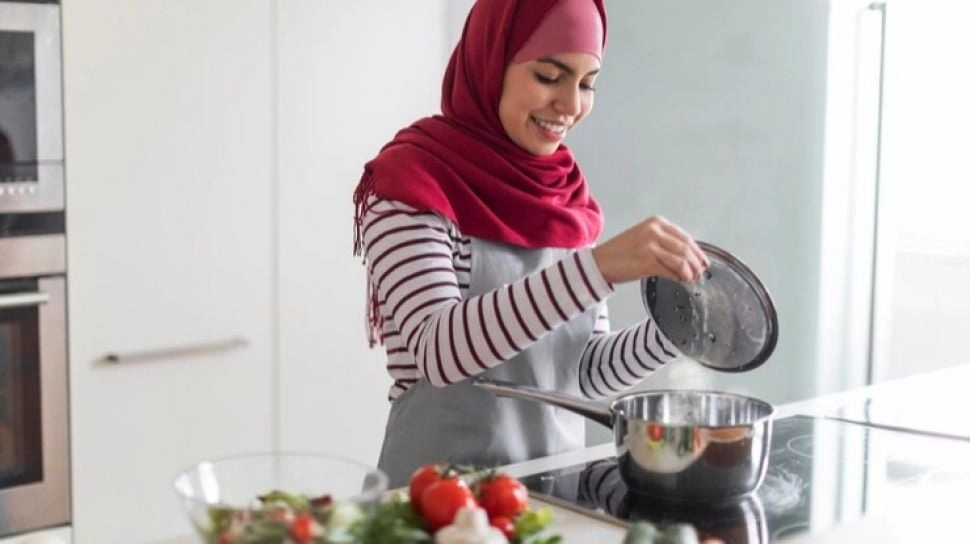 Apakah Mencicipi Masakan saat Puasa Membuat Batal? Ini Penjelasannya