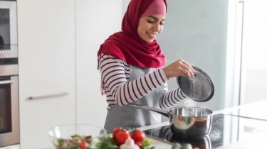 Apakah Mencicipi Masakan saat Puasa Membuat Batal? Ini Penjelasannya