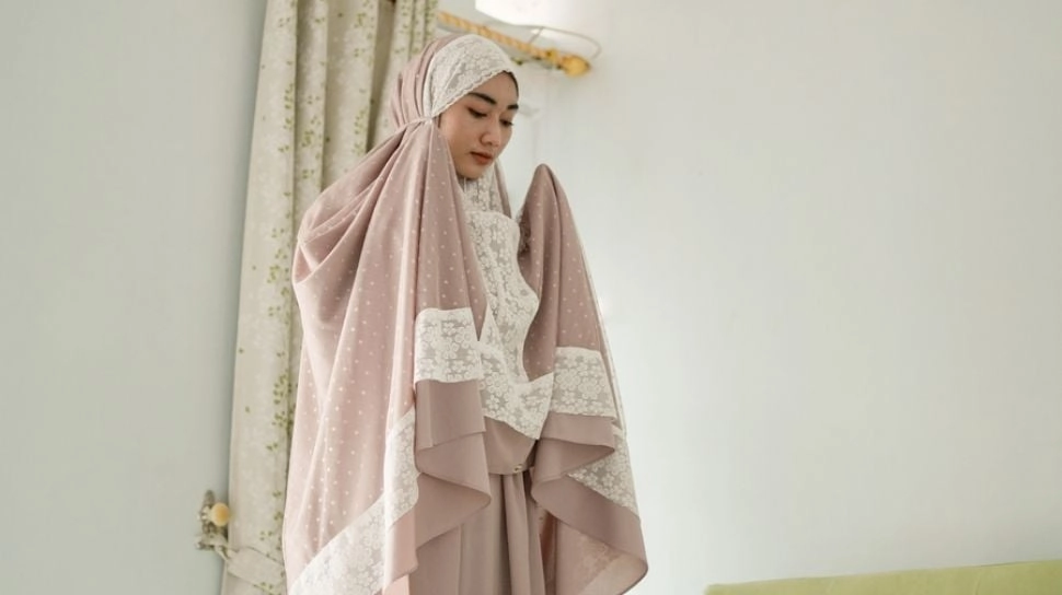 Rekomendasi 3 Mukena Premium dari Merek Milik Artis, Cocok untuk Hari Raya