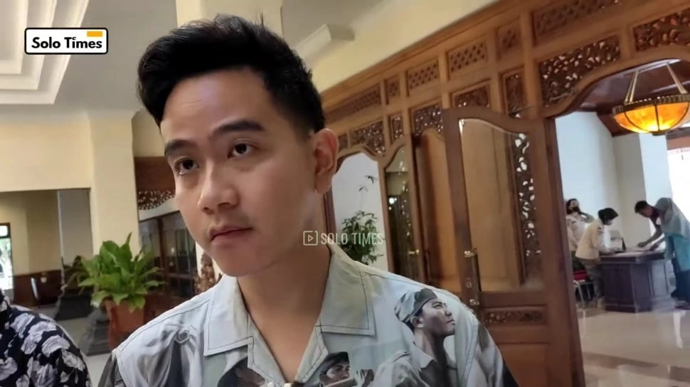 Wajah Gibran Rakabuming Raka di Kamera Wartawan Mendadak Jadi Sorotan, Netizen Heran Berubah Banget!