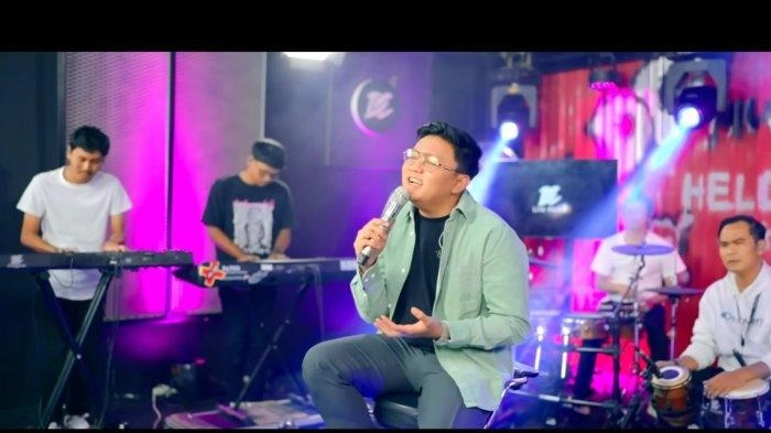 Lirik Lagu dan Terjemahan Kawanen Saur - Denny Caknan: Maghribe Jek Suwe, Trending di YouTube