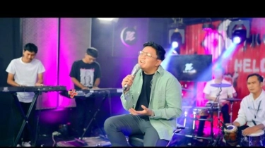 Lirik Lagu dan Terjemahan Kawanen Saur - Denny Caknan: Maghribe Jek Suwe, Trending di YouTube