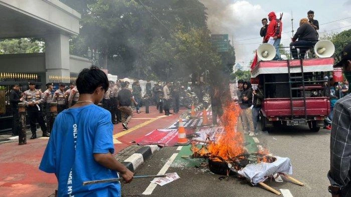 Unjuk Rasa Mahasiswa di Depan Kantor MA Diwarnai Aksi Bakar Ban