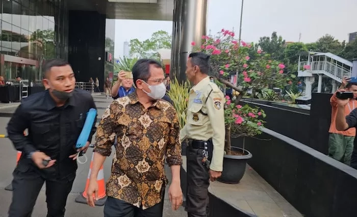 Usai Diperiksa Enam Jam oleh Penyidik KPK, Sekjen DPR Irit Bicara