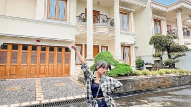 Isi Garasi di Rumah Rp13 Miliar Milik Fuji, Ada Vespa sampai BMW