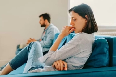 10 Tanda yang Menunjukkan Seseorang Tidak Menyukai Anda Secara Diam-Diam, Salah Satunya Tidak Responsif