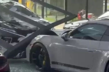 Mitsubishi Xpander Tabrak Porsche hingga Penyok, Netizen: Mau Ngeluh soal Hidup, Kebayang Nasib Sopir Expander yang Nabrak Porsche Senilai Rp 9,3 M