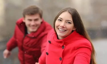 7 Cara Menarik Perhatian Pria Tanpa Berbicara pada Mereka, Tetaplah Elegan Meski Anda Tergila-gila Padanya