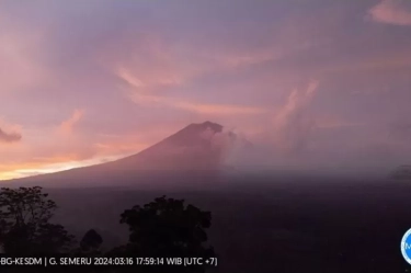 Gunung Semeru Kembali Erupsi selama 127 Detik, Sejak 1 Januari Tercatat 118 Kali Letusan