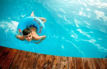 Simak dan Pahami 5 Tips Berenang Aman bagi Anak, Salah Satunya Orang Tua Wajib Hindari Cuaca Hujan Badai