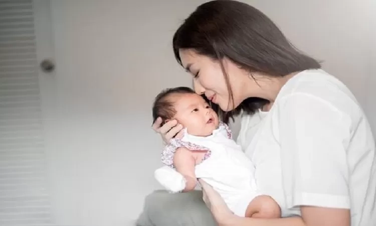 Simak dan Pahami, Cara Membuat Bayi Sendawa dengan Tepat dan Benar Agar Perut Bayi Tidak Kembung