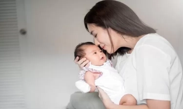 Simak dan Pahami, Cara Membuat Bayi Sendawa dengan Tepat dan Benar Agar Perut Bayi Tidak Kembung