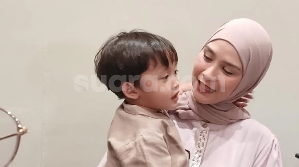 Zaskia Adya Mecca Pakai 'Jebakan' Untuk Ajarkan Anak Cara Ikhlas Berbagi