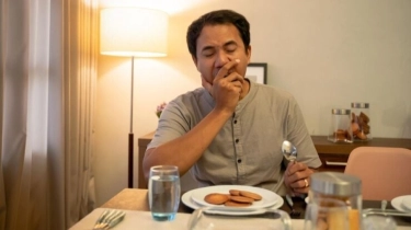 Telat Makan Sahur dan Masih Minum Saat Azan Subuh Berkumandang, Lanjut Puasa atau Gak Usah?