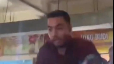 Viral Pria Rampas Poster Protes Emak-emak ke Jokowi, Paspampres: Bukan Anggota Kami!