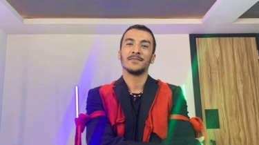 Aziz Hedra Girang Wajahnya Sempat Nongol di Postingan Instagram Ariana Grande