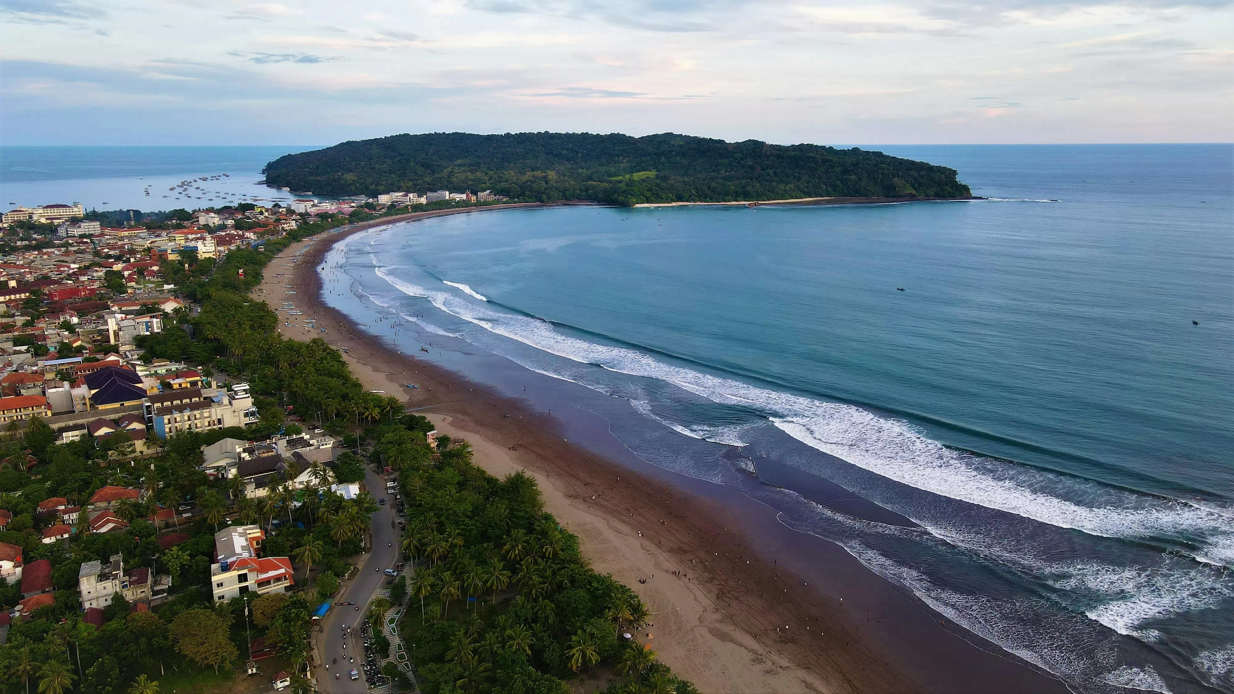 5 Spot Sunset Terbaik di Pangandaran, Ada Resto dan Tempat Camping