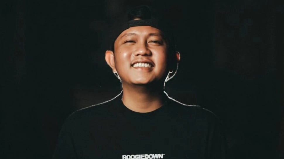 Bikin Salfok, Outfit Denny Caknan saat Manggung Dibandingkan dengan Gilga Sahid