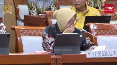 Dengar Cerita Seorang Nenek Hidup Sebatang Kara di Jatim, Risma Menangis Saat Rapat di DPR