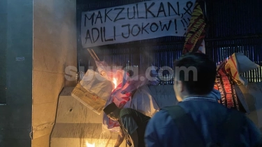 Massa Anggap Jokowi Sudah Bikin Pemilu Menjadi Sampah, Depan Gedung DPR RI Menyala