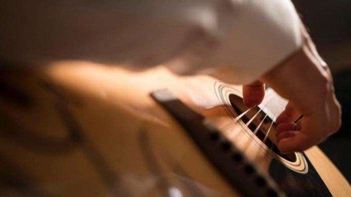 Chord Gitar Sekuat Hatimu - Last Child, dari Kunci E, Lirik Lagu: Peluklah Lelah Jiwaku Mama