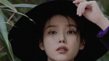 Lirik dan Terjemahan Lagu Holssi - IU: Naega Nuul Jarin Amado Hancham Deo Wiro