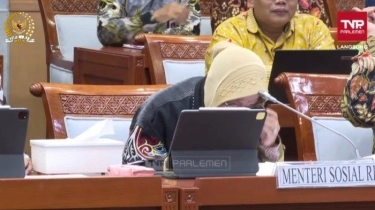 Momen Mensos Risma Menangis saat Rapat Kerja di DPR 