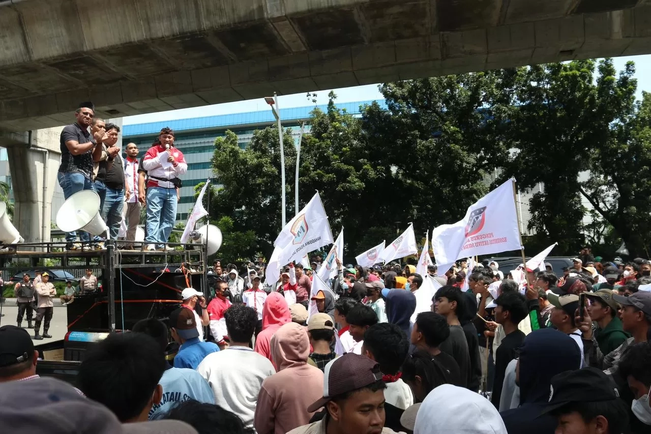 Massa Demo di Depan Mabes Polri, Desak Tangkap Oknum Terduga Pembuat Pelumas Sparepart Palsu