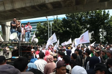 Massa Demo di Depan Mabes Polri, Desak Tangkap Oknum Terduga Pembuat Pelumas Sparepart Palsu