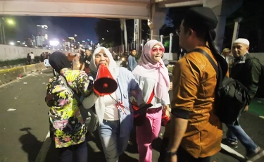 Massa Demo di KPU, Bakar Sampah Bekas Makan Sambil Bentangkan Banner Bertuliskan 