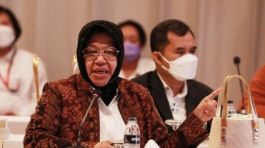 Mensos Risma Nangis di DPR, Disebut Korban Presiden Rakus dan Haus Kekuasaan