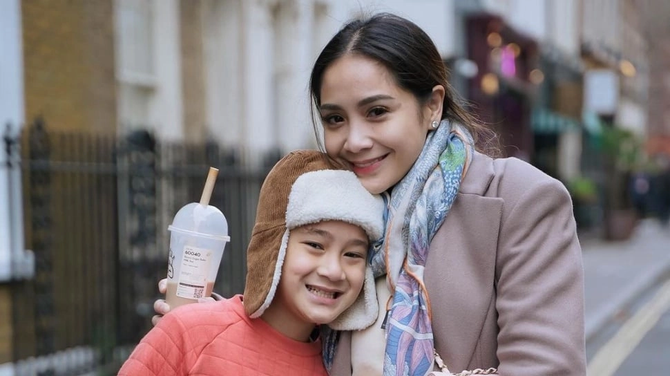 Pola Asuh Sempat Dikritik, Nagita Slavina Kini Dipuji Usai Tak Larang Rafathar Beli Kamera Buat Mbak Lala