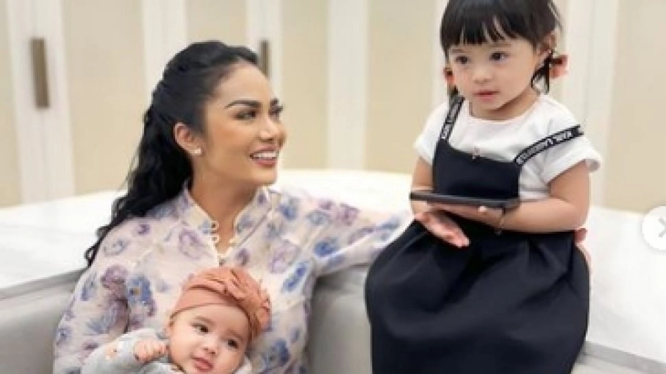 Tas Mewahnya Dijadikan 'Mainan' oleh Ameena, Reaksi Kris Dayanti Jadi Perbincangan