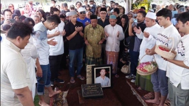 Ghassan Sang Putra Lantunkan Azan saat Jenazah Donny Kesuma Dimakamkan di TPU Tanah Kusir
