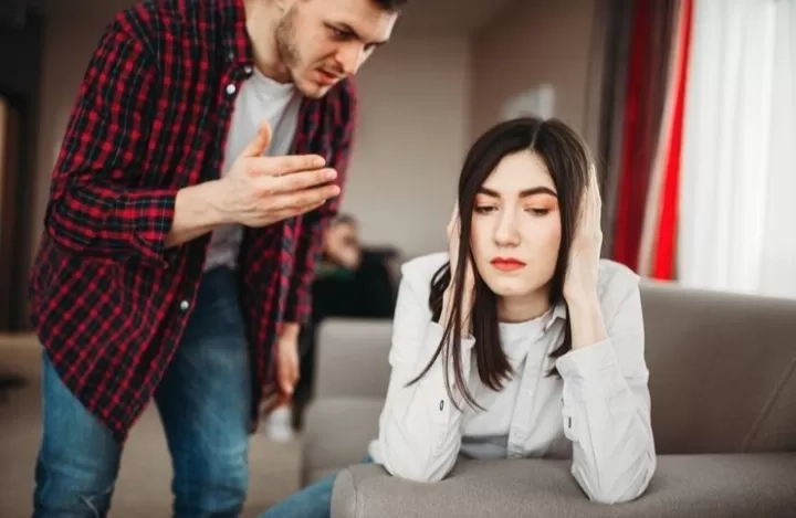Kenali 8 Tanda Cinta Berubah Menjadi Obsesi, Salah Satunya Stalker!