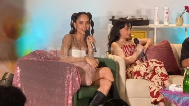 Tak Suka Koleksi Tas Mewah, Cinta Laura Cuek Pakai Clutch Rusak untuk Datang ke Event