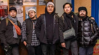 Band Rosemary Antusias Isi Momen Ramadan dengan Manggung Sambil Bersih-bersih Masjid
