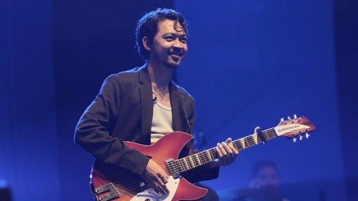 Chord Gitar Monolog - Pamungkas, Kunci E, Lirik Lagu: Alasan Masih Bersama
