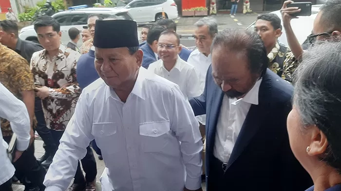 Gandengan Hangat Prabowo kepada Surya Paloh saat Tiba di NasDem